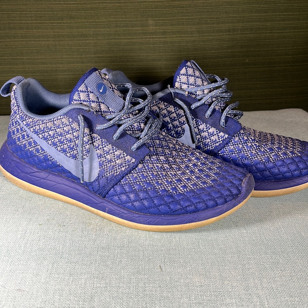 Nike womens 9.5 athletic shoe quilted Roche